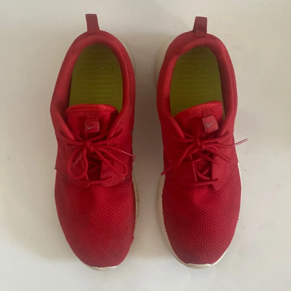NIKE Men’s Roche Red w/ Gray Swoosh 10.5 GUC $100